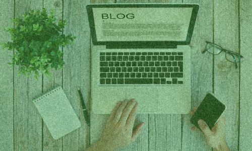 Imagem do blog da Prosa da Jurema com notebook sobre mesa de madeira e conteúdo sobre comunicação digital, SEO e marketing para pequenas empresas.