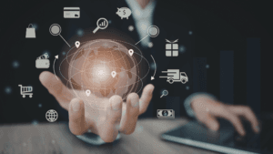 Empresário segurando um globo digital iluminado com ícones de e-commerce, SEO, tráfego pago e crescimento de vendas da Prosa da Jurema.